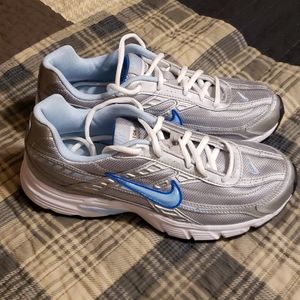 NWOT Women's Nike Initiator Shoes